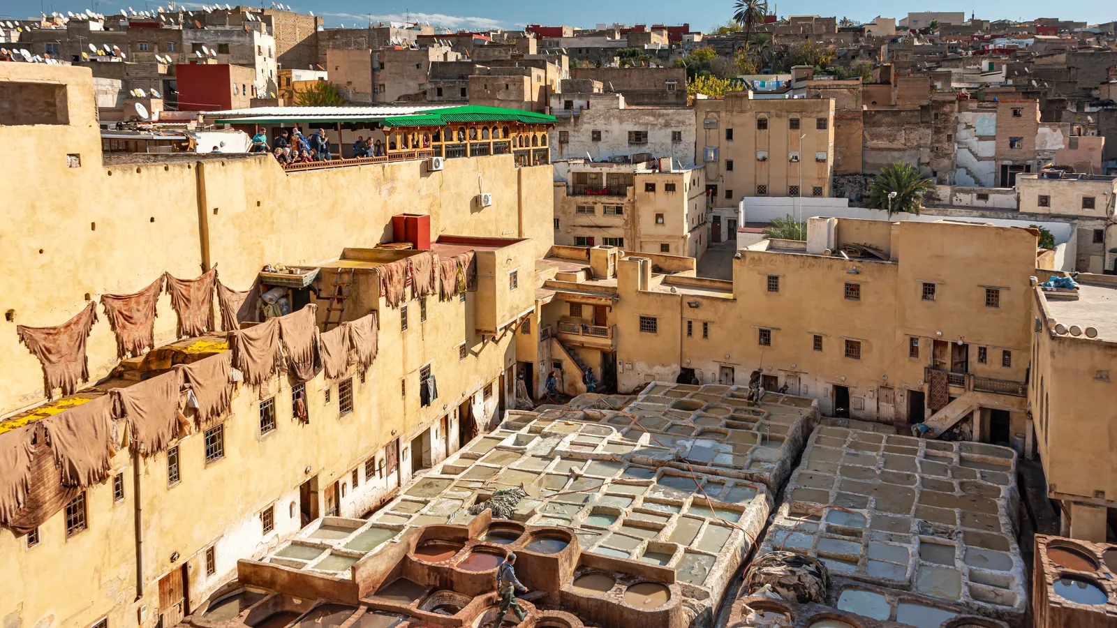Les tanneries de Fès en voiture de location : Chouara, où se garer et comment visiter